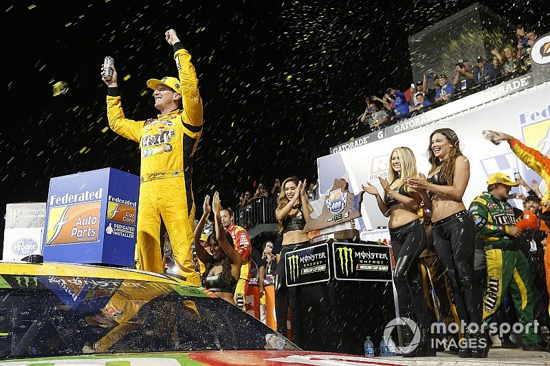 Busch aparece no fim e vence pela 50º vez na carreira