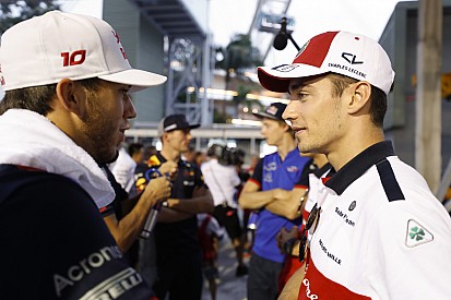 Videón Leclerc remek előzése Gasly ellen Szingapúrból