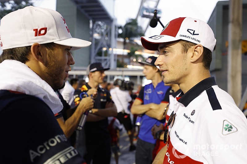 Videón Leclerc remek előzése Gasly ellen Szingapúrból