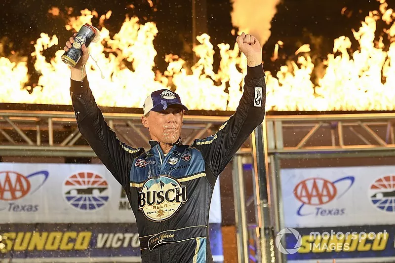 Race winner Kevin Harvick, Stewart-Haas Racing, Ford Mustang Busch Beer / Ducks Unlimited