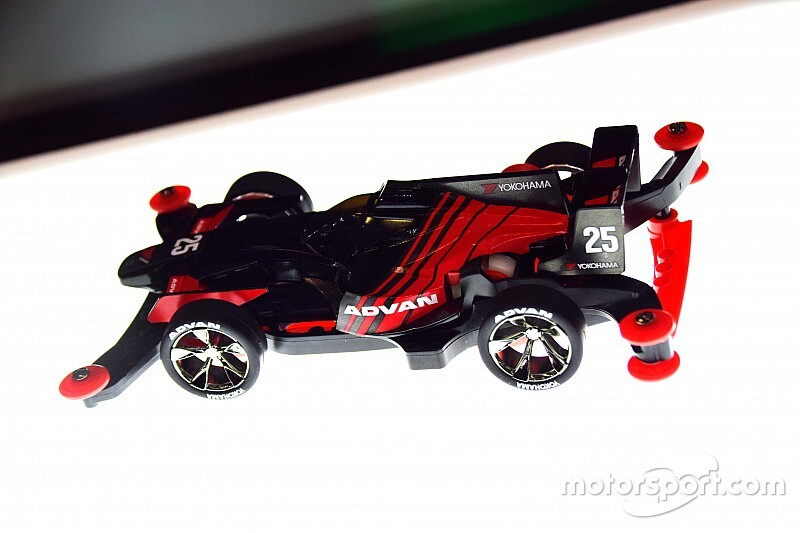 ADVAN／横浜タイヤスペシャル仕様”ミニ四駆”登場。大阪オートメッセで