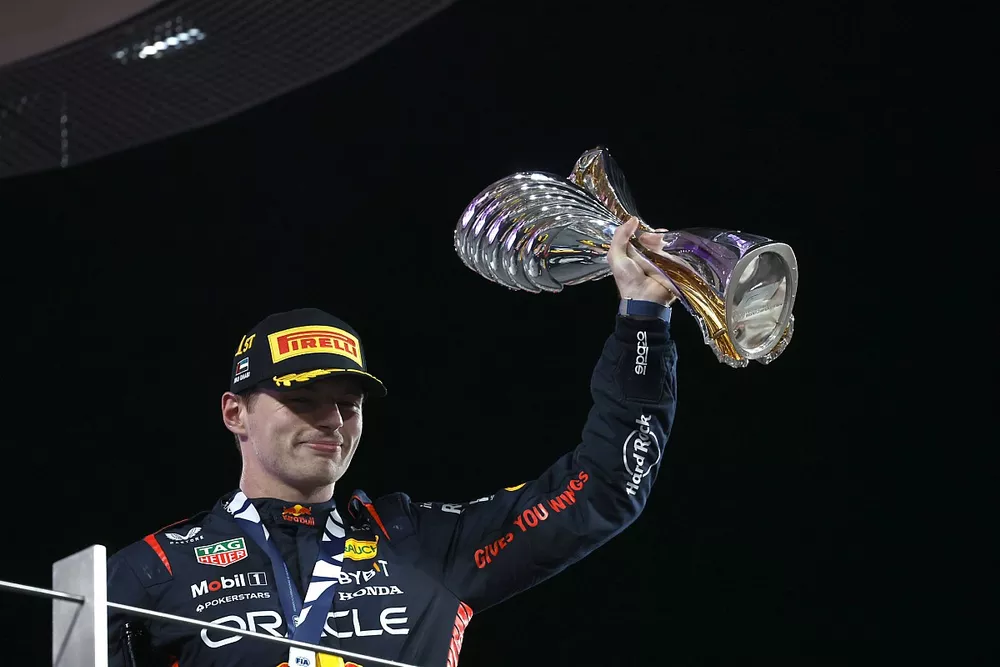 Max Verstappen, Red Bull Racing, 1&ordf; posi&ccedil;&atilde;o, levanta seu trof&eacute;u