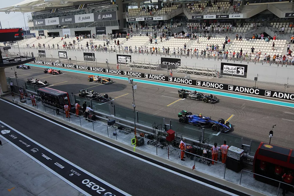 Coches en la pista de Yas Marina