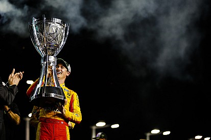 Joey Logano vence a Truex y es campeón de la Copa