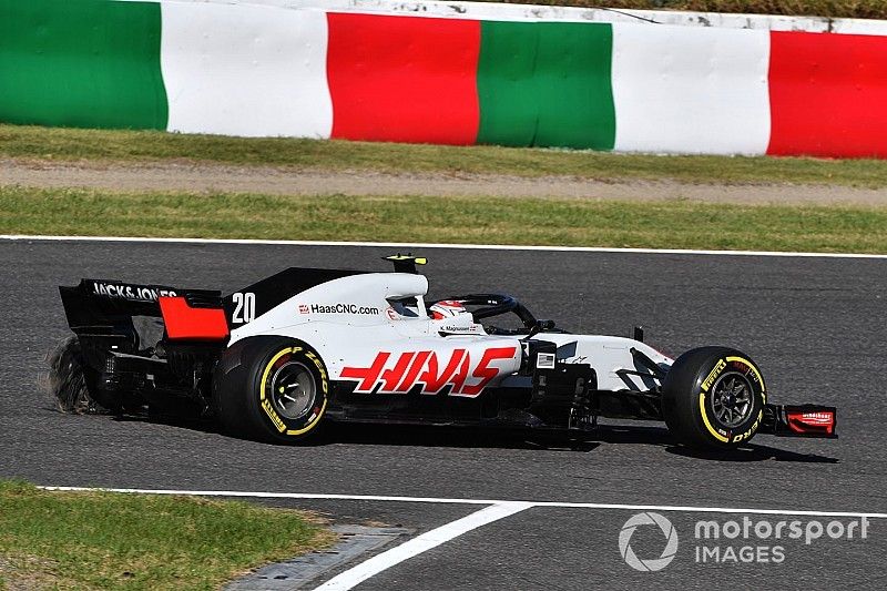 Kevin Magnussen, Haas F1 Team VF-18 with puncture 