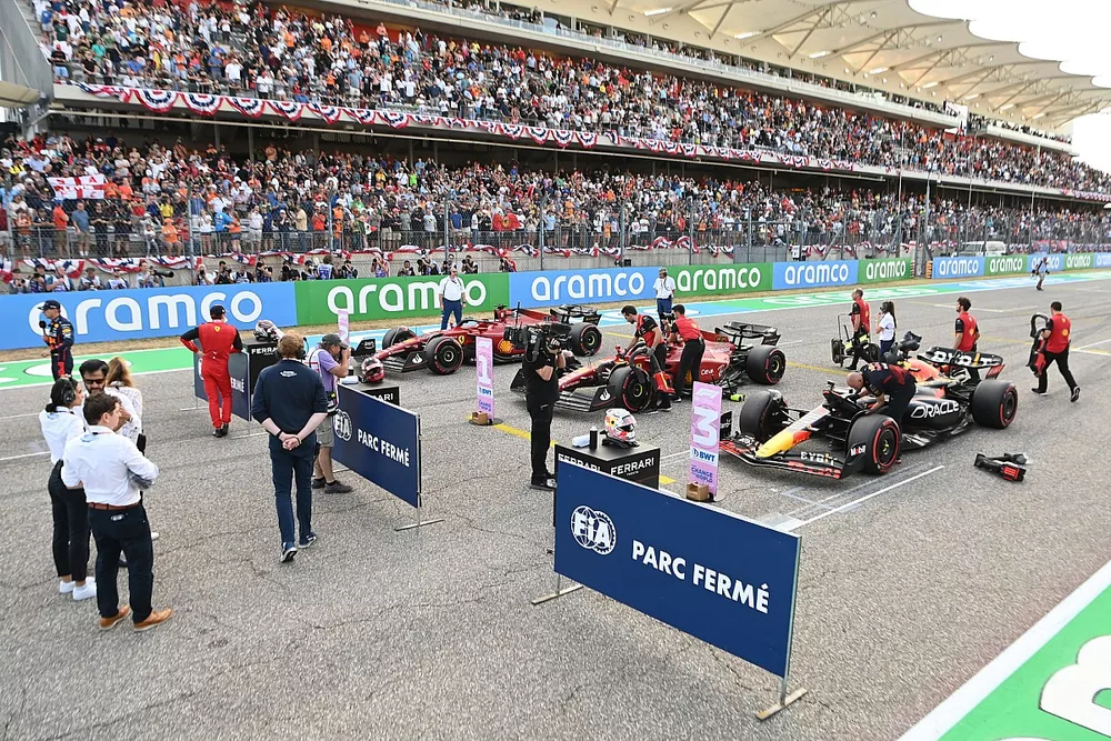 Los coches de Max Verstappen, Red Bull Racing RB18, el hombre de la pole Carlos Sainz, Ferrari F1-75, Charles Leclerc, Ferrari F1-75, en la parrilla tras la clasificaci&oacute;n