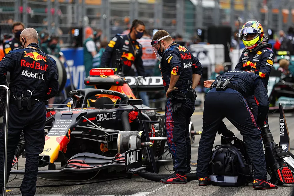 Sergio Perez, Red Bull Racing, sur la grille