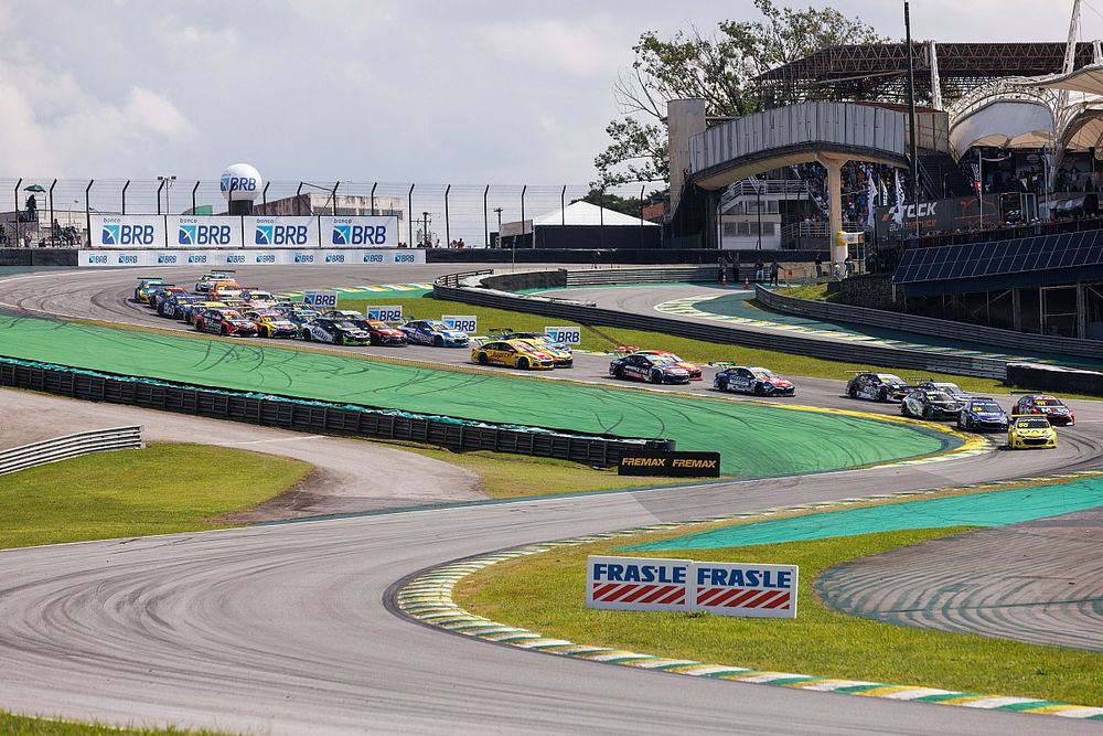 Carros da Stock Car 'bailam' no S do Senna