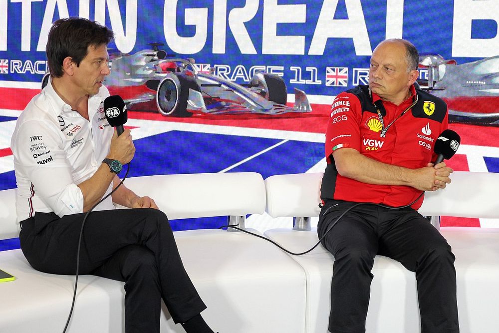 Toto Wolff, director y CEO de Mercedes-AMG, Frederic Vasseur, director y Director General de la Scuderia Ferrari, Mario Isola, Director de carreras de Pirelli Motorsport, en la rueda de prensa de los Team Prinicpals.