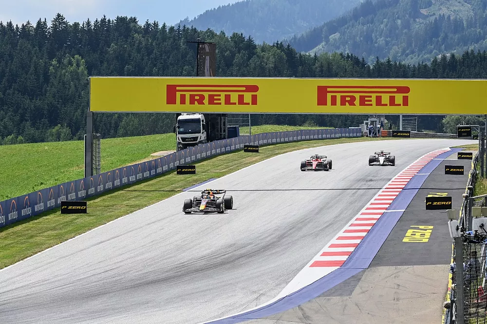 Sergio Pérez, Red Bull Racing RB19, Charles Leclerc, Ferrari SF-23, Nyck de Vries, AlphaTauri AT04