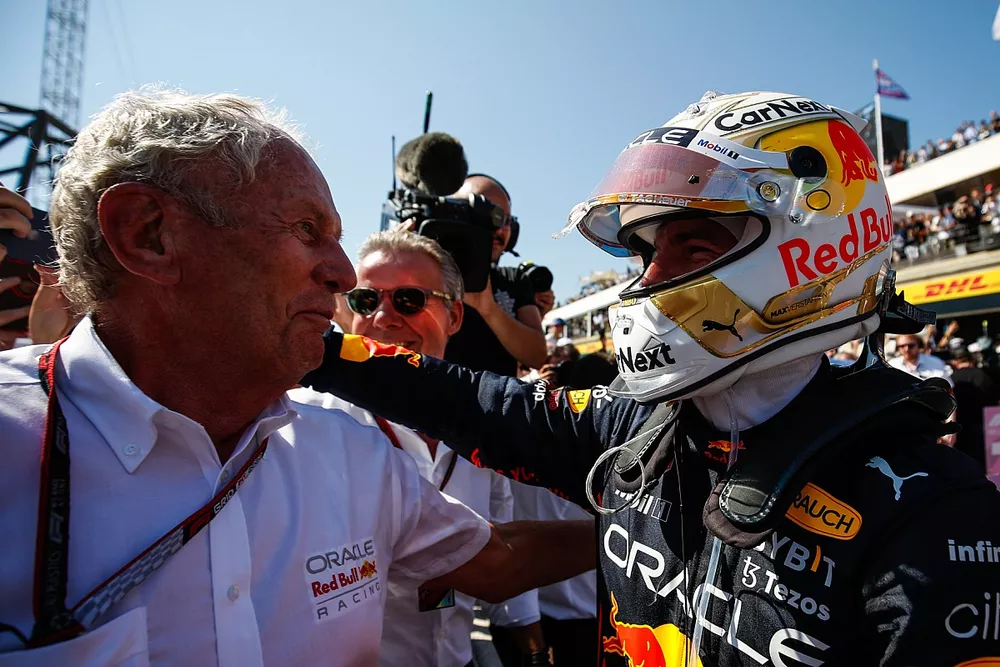 Max Verstappen, Red Bull Racing, 1&ordf; posici&oacute;n, celebra con Helmut Marko, Consultor, Red Bull Racing, en el Parc Ferme