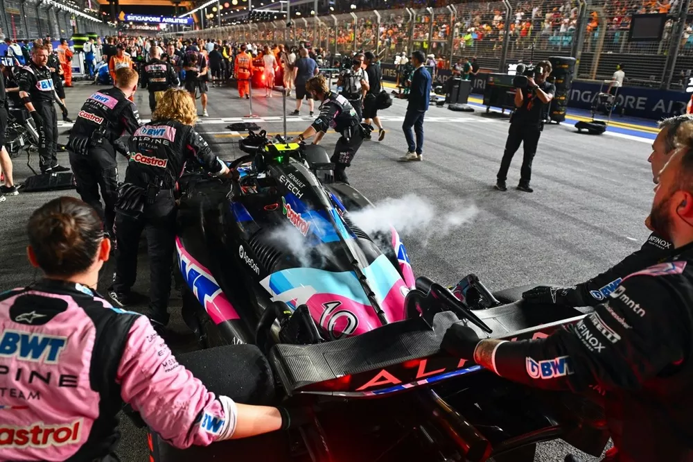 Mecánicos con el coche de Pierre Gasly, Alpine A524