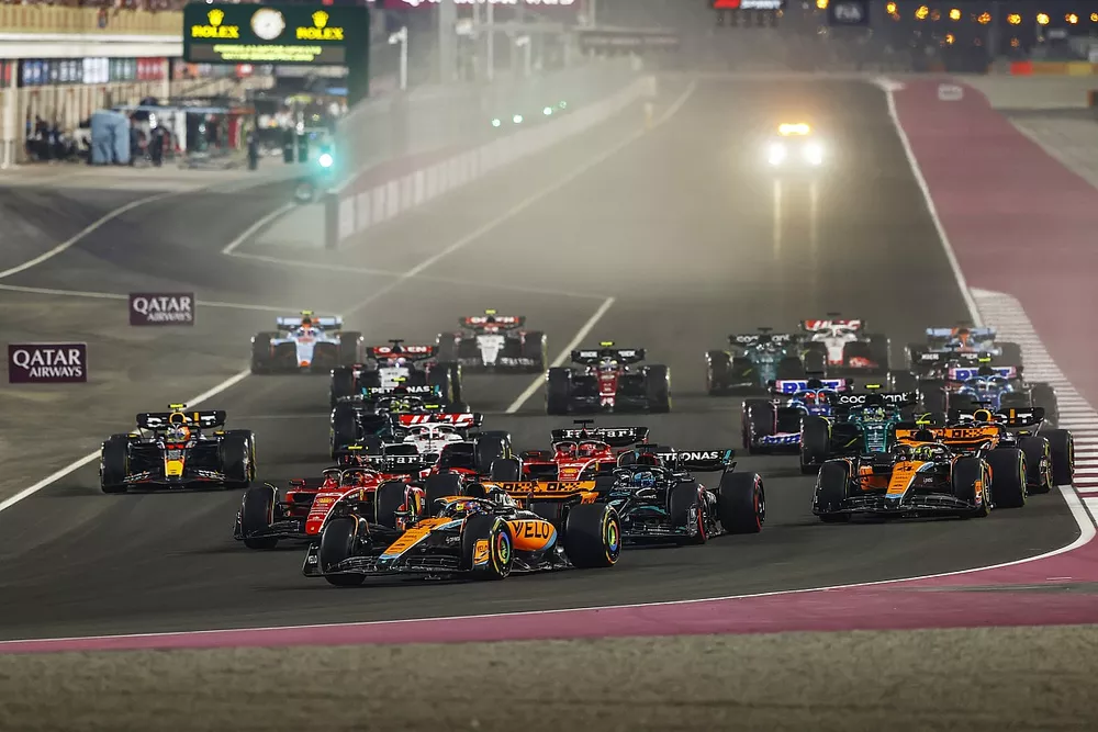 Oscar Piastri, McLaren MCL60, Lando Norris, McLaren MCL60, Max Verstappen, Red Bull Racing RB19, George Russell, Mercedes F1 W14, Carlos Sainz, Ferrari SF-23, Charles Leclerc, Ferrari SF-23, startta pistin geri kalanı