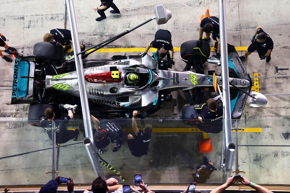Lewis Hamilton, Mercedes W13, in the pits