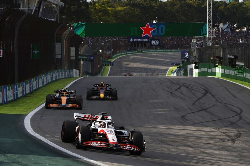 Kevin Magnussen, Haas VF-22, Lando Norris, McLaren MCL36, Sergio Perez, Red Bull Racing RB18