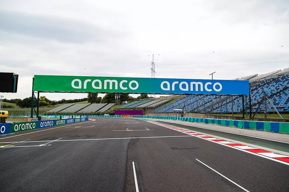 Il rettilineo di partenza/arrivo 
 con il segnale della Aramco 