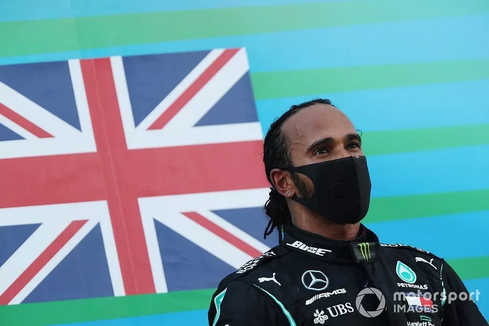 Lewis Hamilton, Mercedes-AMG Petronas F1, 1. sıra, podyumda