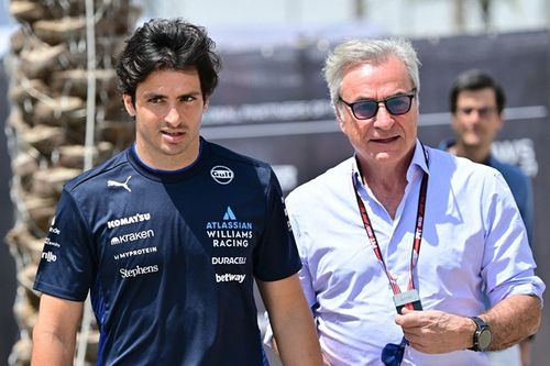 Por qu&eacute; Carlos Sainz Sr. no se ve "pas&aacute;ndole el relevo" a su hijo en el Dakar