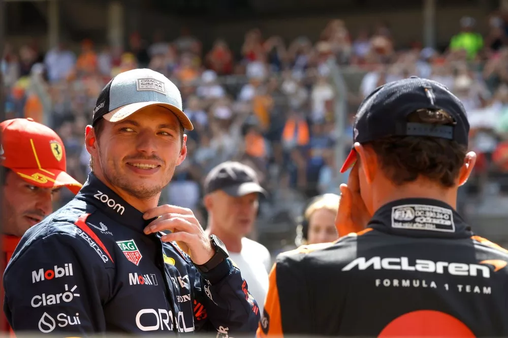 Max Verstappen, Red Bull Racing, 1&egrave;re position, Lando Norris, McLaren F1 Team, 3&egrave;me position, au Parc Ferme. 