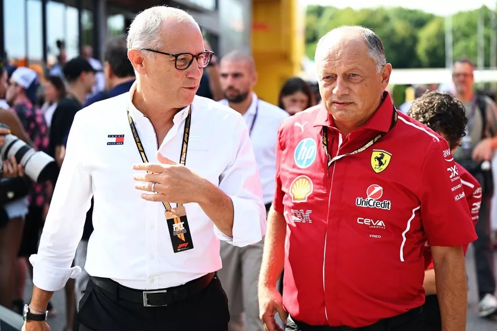 MONZA, ITALIA - 05 SETTEMBRE: Stefano Domenicali, Amministratore Delegato del Gruppo Formula Uno e Frederic Vasseur, Team Principal della Scuderia Ferrari nel Paddock prima delle prove in vista del Gran Premio d'Italia di F1 all'Autodromo Nazionale Monza il 05 settembre 2025 a Monza, Italia. (Foto di Sam Bagnall/Sutton Images)