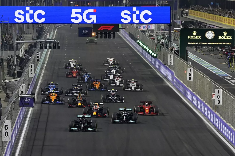 Lewis Hamilton, Mercedes W12, Valtteri Bottas, Mercedes W12, Max Verstappen, Red Bull Racing RB16B, and the rest of the field at the start