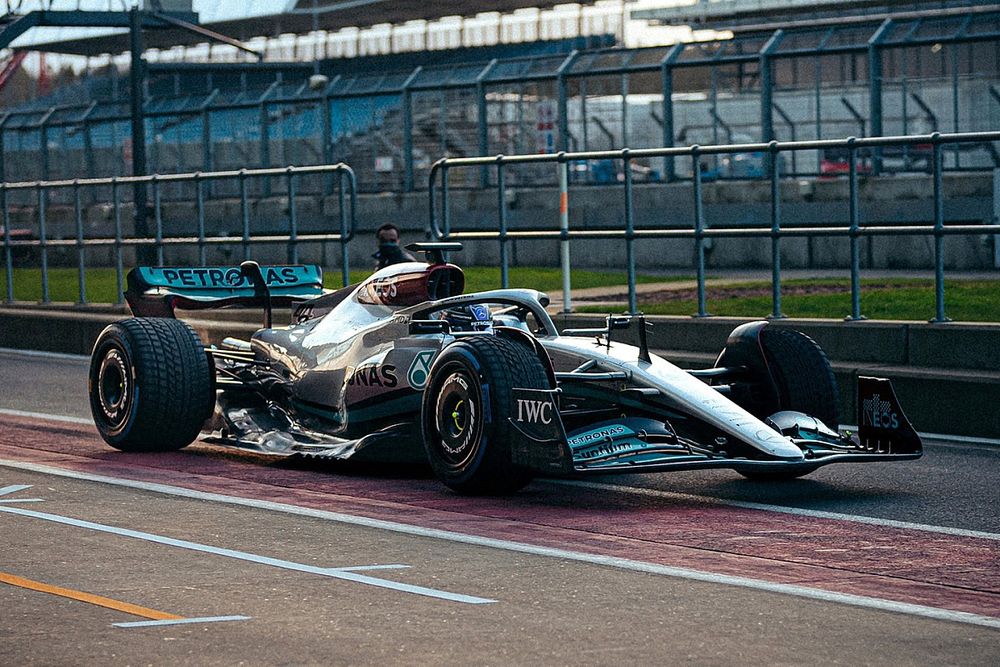 Lewis Hamilton, Mercedes W13
