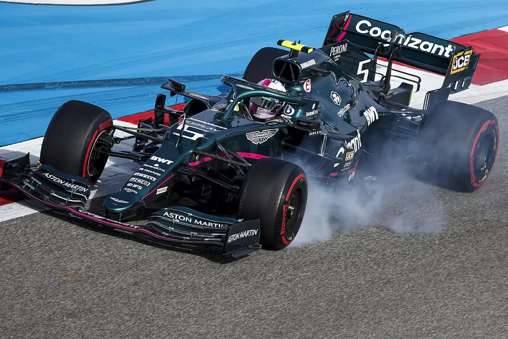 Sebastian Vettel, Aston Martin AMR21, locks up