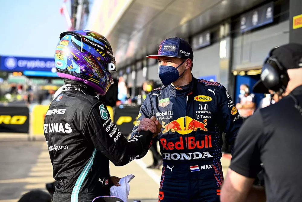 Ganador de la primera posici&oacute;n para la carrera Sprint Lewis Hamilton, Mercedes y segundo puesto Max Verstappen, Red Bull Racing, en Parc Ferme