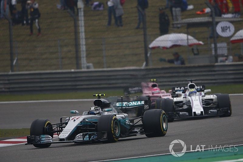 Valtteri Bottas, Mercedes AMG F1 W08, Felipe Massa, Williams FW40, y Esteban Ocon, Force India VJM10