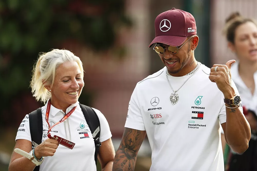 La fisio, Angela Cullen con Lewis Hamilton, Mercedes AMG F1