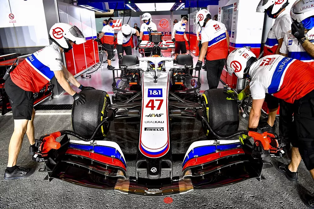 Monteurs in de garage met Mick Schumacher, Haas VF-21