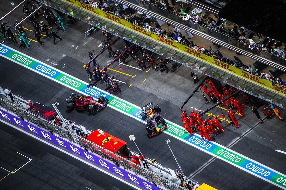 Max Verstappen, Red Bull Racing RB18, sort de son stand alors que Carlos Sainz Jr., Ferrari F1-75, arrive pour un arr&ecirc;t
