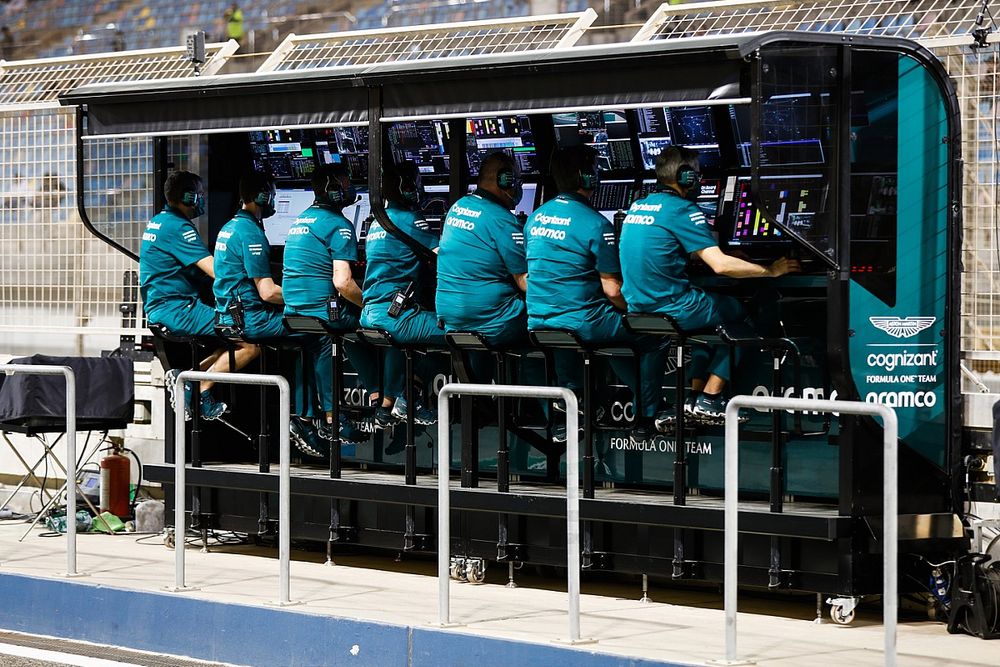 El equipo Aston Martin en el muro de boxes