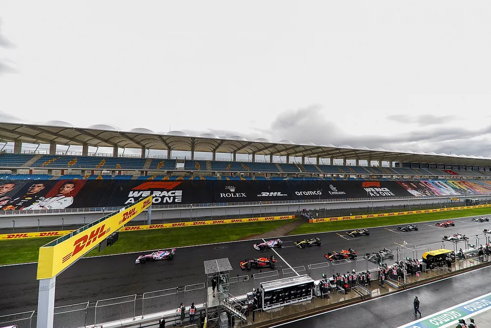 Lance Stroll, Racing Point RP20, Max Verstappen, Red Bull Racing RB16, Sergio Perez, Racing Point RP20, et le reste des monoplaces au départ