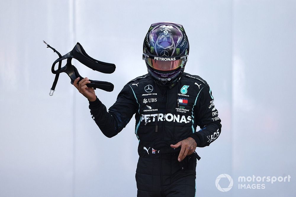 PÓDIO: Chuva traz caos ao GP da Turquia, mas Hamilton se sobressai, vence e garante o hepta