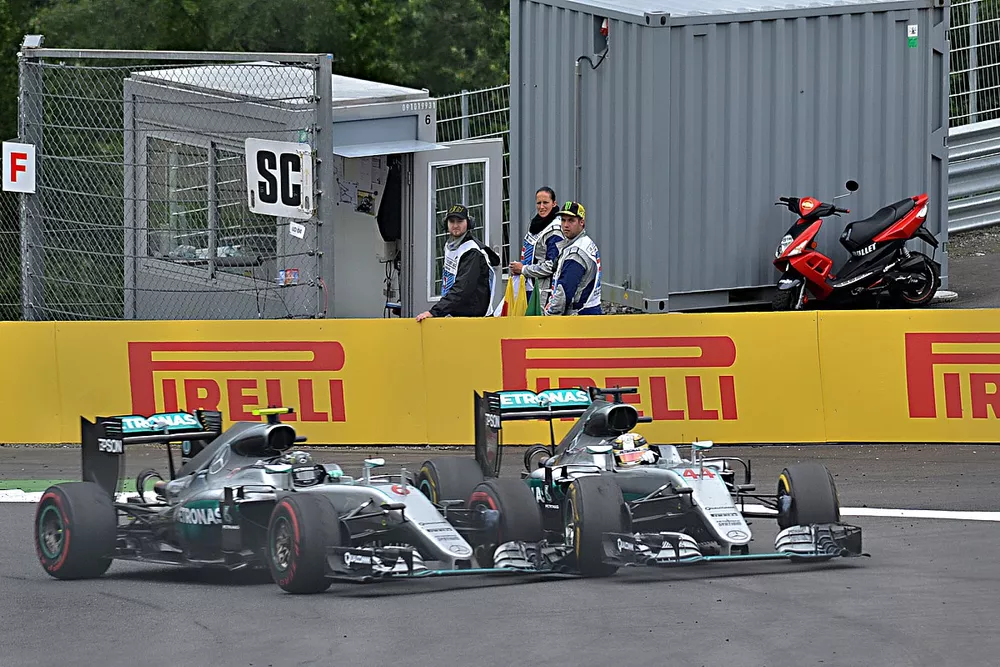Nico Rosberg,  Mercedes-Benz F1 W07 Hybrid and Lewis Hamilton,  Mercedes-Benz F1 W07 Hybrid chocan en la &uacute;ltima vuelta