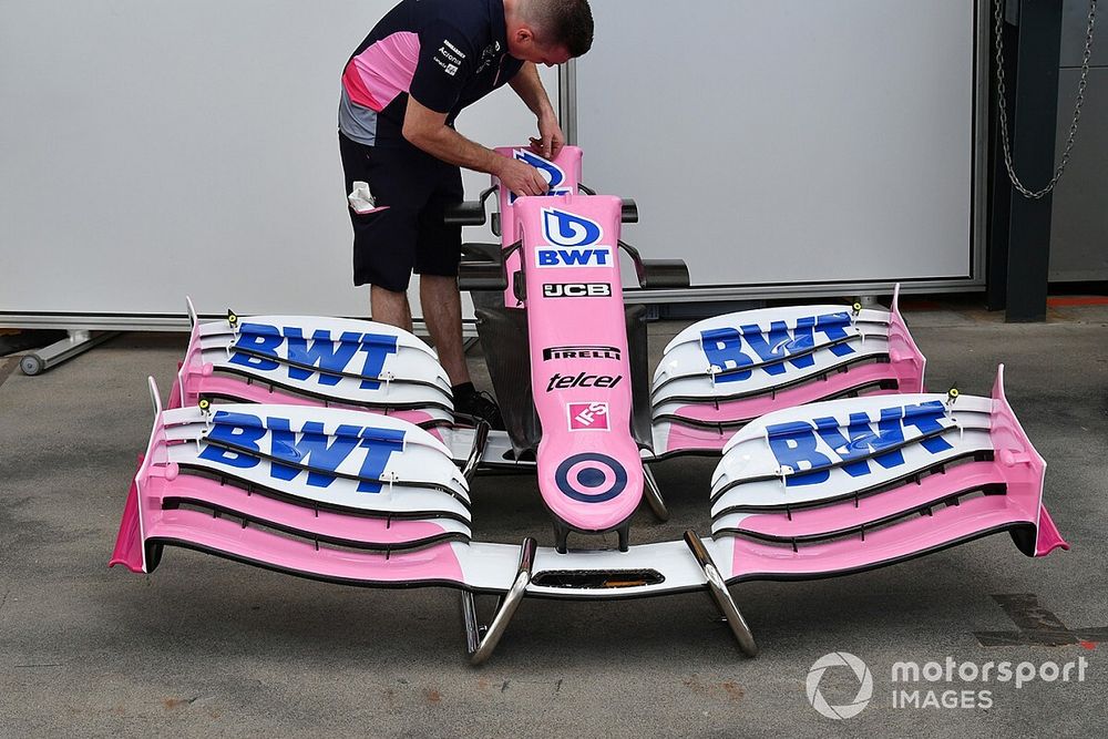 Un mecánico de Racing Point con el alerón delantero