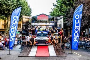 Llarena zn&oacute;w się uśmiecha