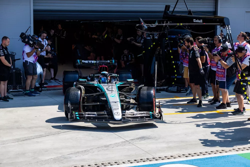 Andrea Kimi Antonelli, Mercedes F1 W15, leaves the garage