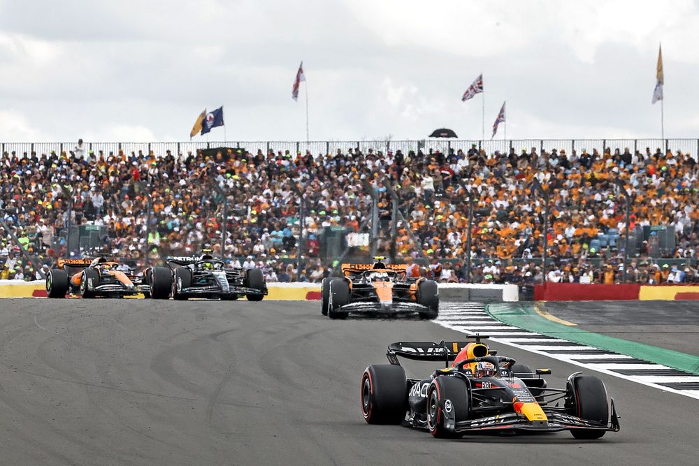 Max Verstappen, Red Bull Racing RB19, Lando Norris, McLaren MCL60, Lewis Hamilton, Mercedes F1 W14