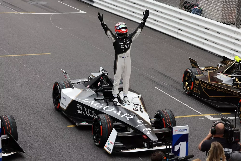 Ganador Mitch Evans, Jaguar Racing, Jaguar I-TYPE 6