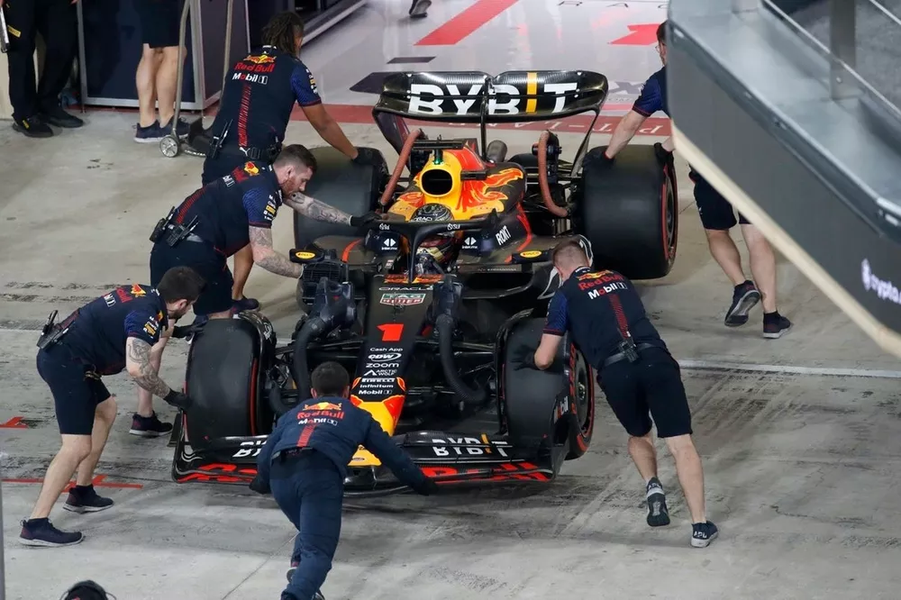 Max Verstappen, Red Bull Racing RB19, is returned to the garage 