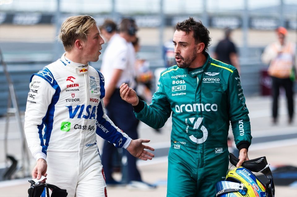 Liam Lawson, Visa Cash App RB F1 Team, Fernando Alonso, Aston Martin F1 Team, hablan en parc fermé