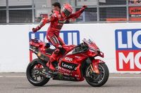 Márquez esquiva el caos para pasar el rodillo y extender su dominio en Sachsenring 