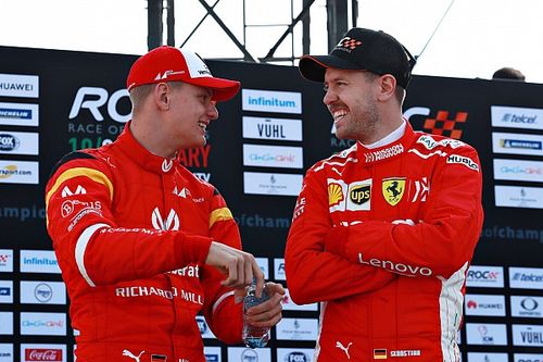 Vettel, en la Carrera de Campeones 2022 con Mick Schumacher