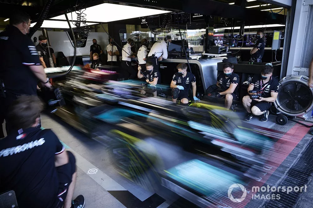 Lewis Hamilton, Mercedes W12, lascia il garage