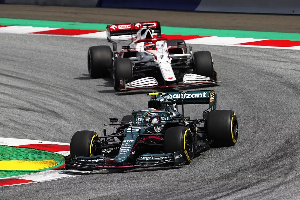 Sebastian Vettel, Aston Martin AMR21, Kimi Raikkonen, Alfa Romeo Racing C41