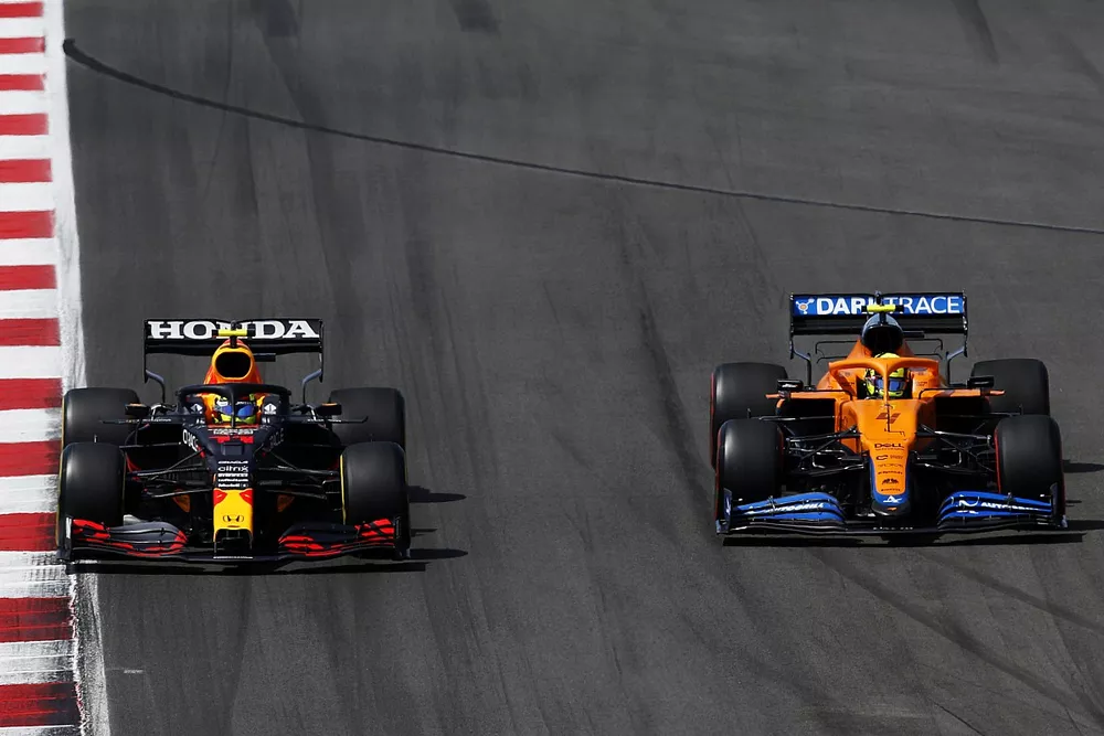Sergio Pérez, Red Bull Racing RB16B, Lando Norris, McLaren MCL35M