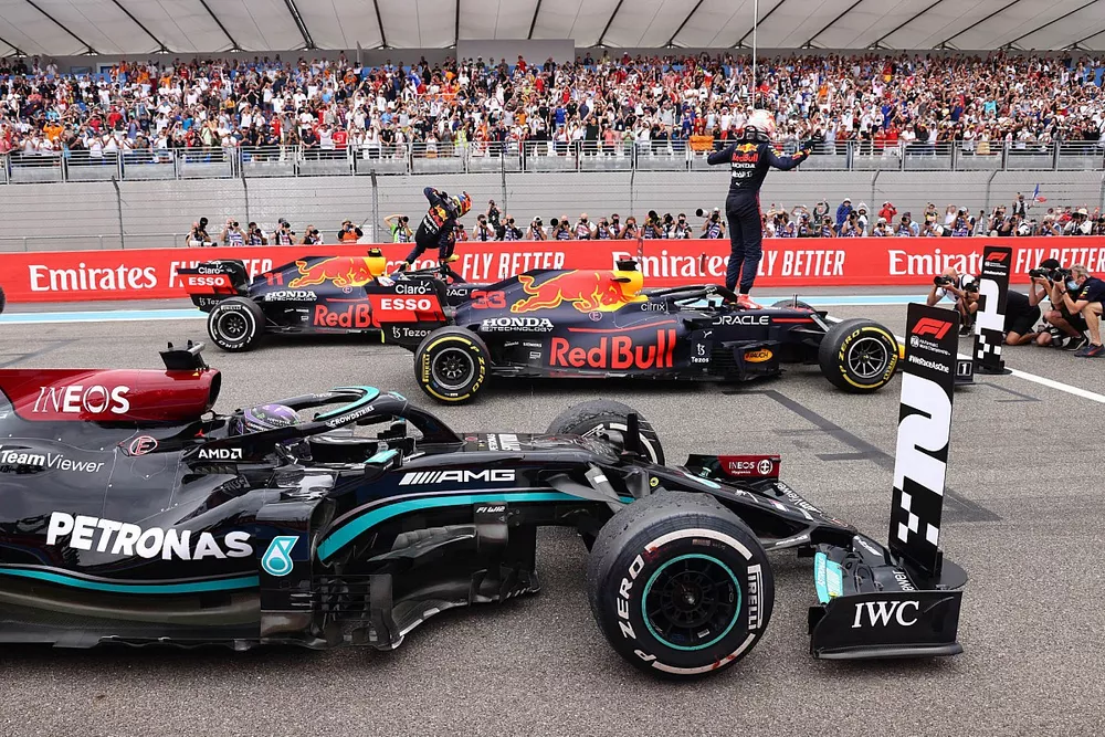 Le 3ᵉ, Sergio Perez, Red Bull Racing, le vainqueur Max Verstappen, Red Bull Racing et le 2ᵉ Sir Lewis Hamilton, Mercedes, dans le parc ferm&eacute;