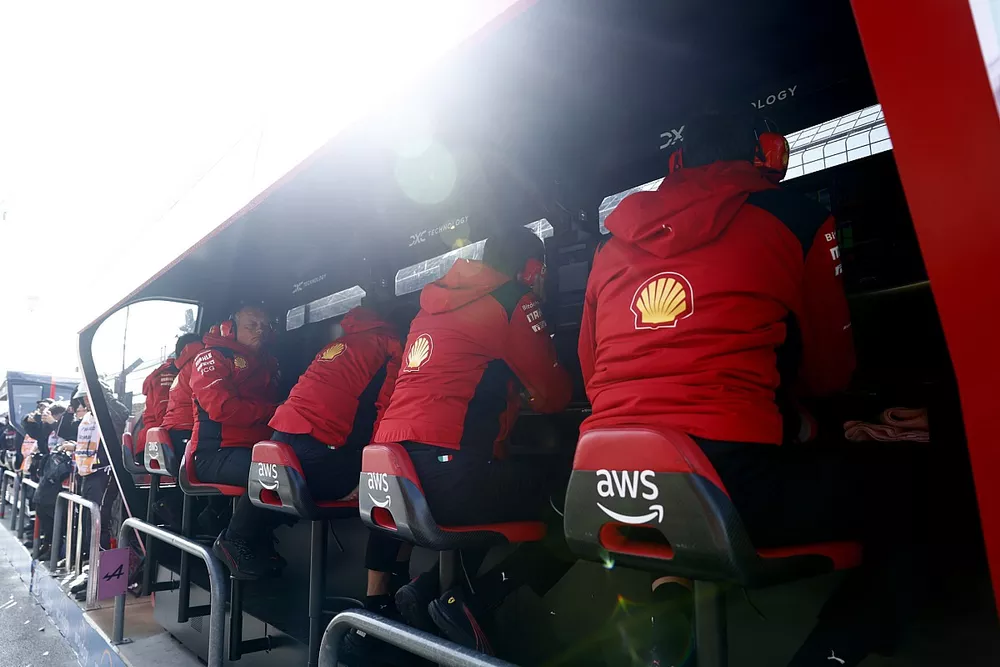 Frederic Vasseur, director del equipo y director general de la Scuderia Ferrari, el equipo Ferrari en el muro de boxes.
